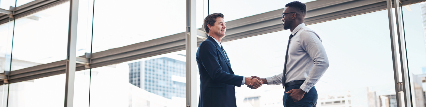 recruiter-shaking-hands-with-candidate